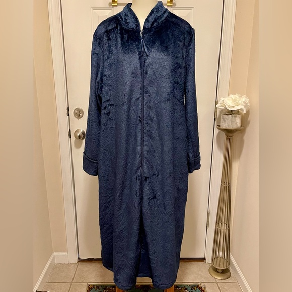 Secret Treasures Women's Plus Traditional Plush Full Zip Robe NWT 2X PLUS SIZE - Picture 1 of 15